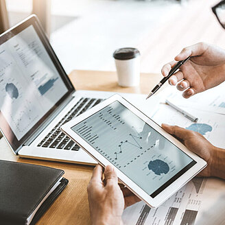 Sachverständigengutachten – © joyfotoliakid / Adobe Stock Das Foto zeigt zwei Personen. Eine hält ein Tablet in den Händen, die andere einen Stift.