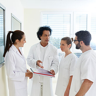 Qualifizierungsbegleitung – © © Netzwerk IQ/ANNEGRET HULTSCH Fotografie Das Foto zeigt medizinisches Personal.