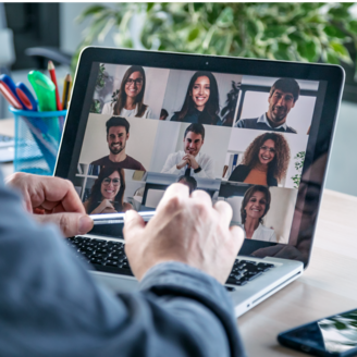 Online-Seminare – © nensuria / iStock.com Das Foto zeigt eine Person vor einem Laptop, auf dem eine Videokonferenz läuft.